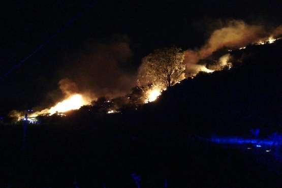 Incendio en la cumbre de Telde, visible desde la parte baja del municipio (FOTO TA, Efe, Francisco Javier Santana y Jesús Ruiz Mesa)